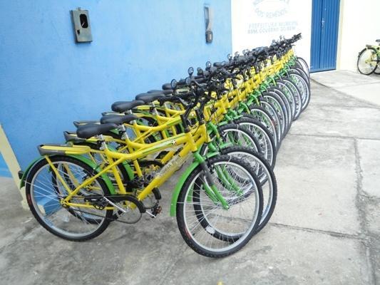 Prefeito Tintin entrega bicicletas para alunos do Município - Imagem 4