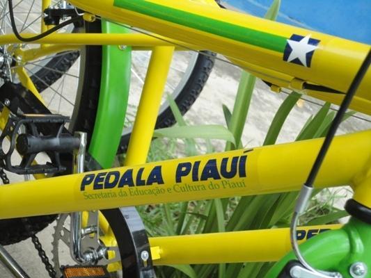Prefeito Tintin entrega bicicletas para alunos do Município - Imagem 2