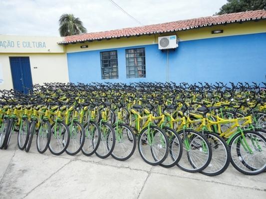 Prefeito Tintin entrega bicicletas para alunos do Município - Imagem 6