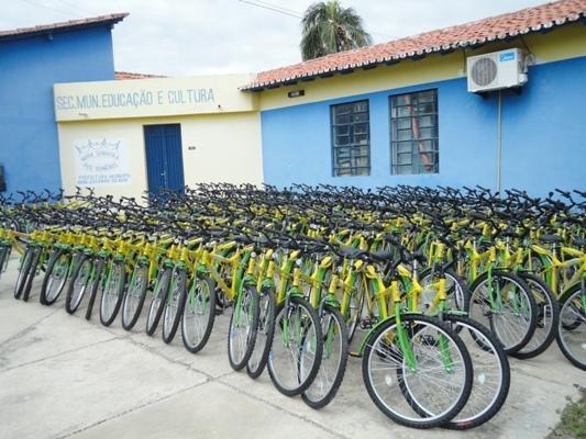 Prefeito Tintin entrega bicicletas para alunos do Município - Imagem 5