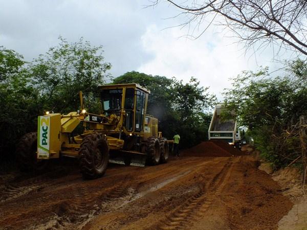 Prefeitura de Dom Expedito Lopes recupera 4 Km de estrada vicinal  - Imagem 14