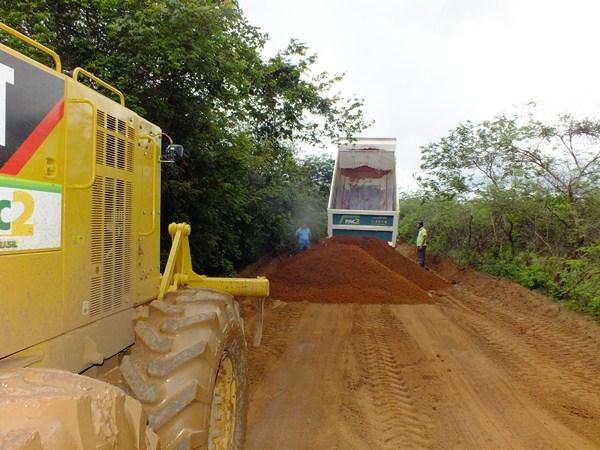 Prefeitura de Dom Expedito Lopes recupera 4 Km de estrada vicinal  - Imagem 4