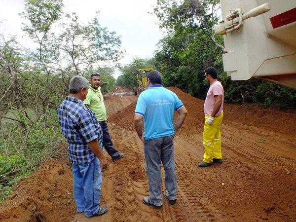 Prefeitura de Dom Expedito Lopes recupera 4 Km de estrada vicinal  - Imagem 2