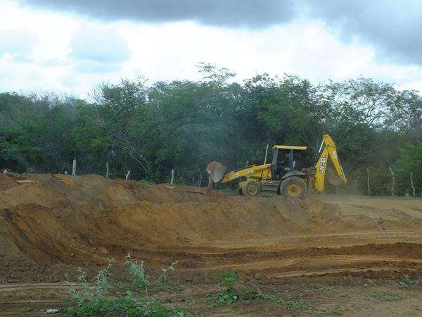 Prefeitura de Dom Expedito Lopes recupera 4 Km de estrada vicinal  - Imagem 17