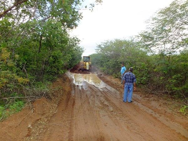 Prefeitura de Dom Expedito Lopes recupera 4 Km de estrada vicinal  - Imagem 23