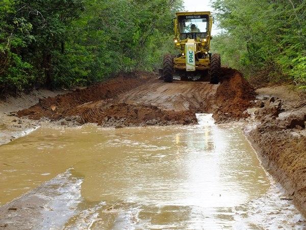 Prefeitura de Dom Expedito Lopes recupera 4 Km de estrada vicinal  - Imagem 24