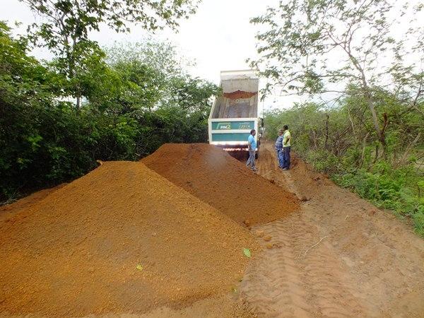 Prefeitura de Dom Expedito Lopes recupera 4 Km de estrada vicinal  - Imagem 3