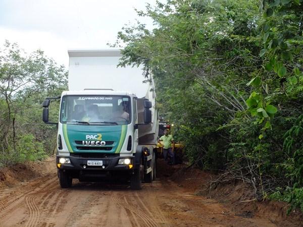 Prefeitura de Dom Expedito Lopes recupera 4 Km de estrada vicinal  - Imagem 7
