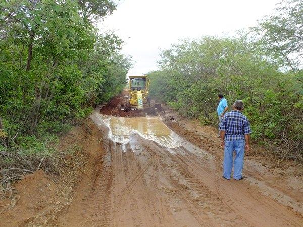Prefeitura de Dom Expedito Lopes recupera 4 Km de estrada vicinal  - Imagem 22