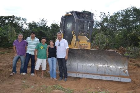 Prefeita vistoria obras de melhoria de estradas vicinais