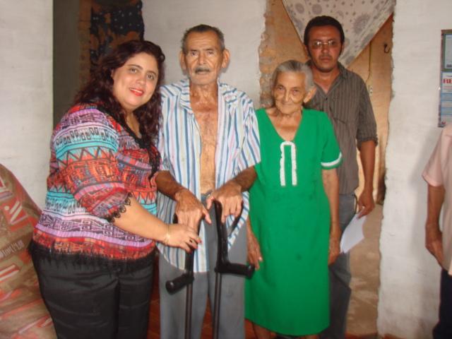 Prefeita Patrícia Leal entrega cadeiras de rodas e muletas