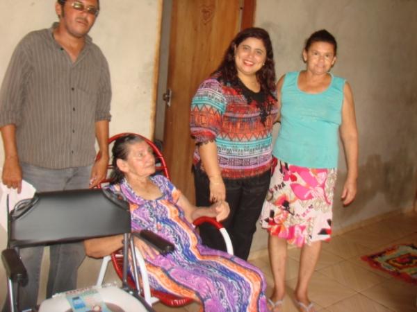 Prefeita Patrícia Leal entrega cadeiras de rodas e muletas - Imagem 3