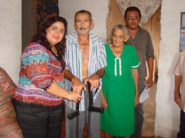 Prefeita Patrícia Leal entrega cadeiras de rodas e muletas - Imagem 1