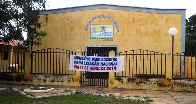 Prefeito fecha as portas da prefeitura para protestar pela falta de recursos