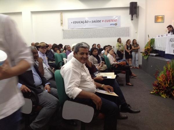 Prefeito Zé Resende discursa no movimento de paralisação dos prefeitos na sede da APPM - Imagem 2