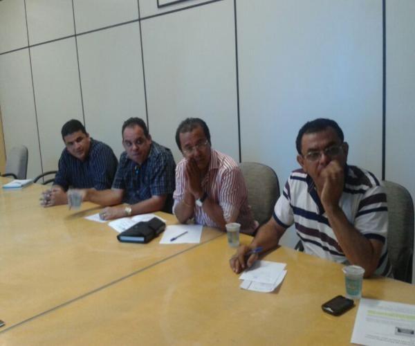 Prefeitos paralisam atividades em todo Piauí. Ronaldo Barbosa também paralisa atividades em Elesbão Veloso  - Imagem 1