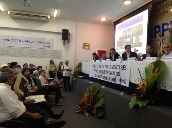 Prefeito Zé Resende discursa no movimento de paralisação dos prefeitos na sede da APPM - Imagem 1