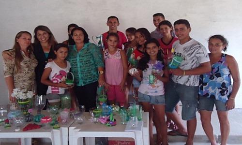 Jovens da comunidade Felipe recebem oficina de reciclagem