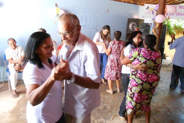 A Prefeita de Currais Claudia Lobo Promove mais um encontro dos idosos no CRAS, - Imagem 9