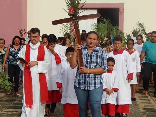 População participa da Procissão de Ramos em Lagoinha 