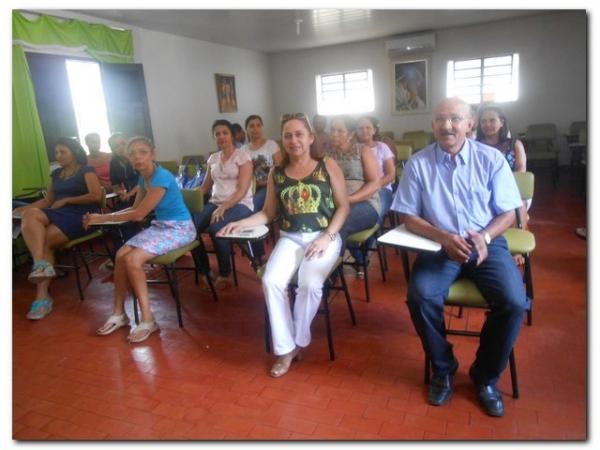 Secretária Municipal de Educação Maria Nilcimar se confraterniza com os funcionários internos. - Imagem 6