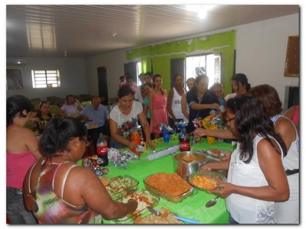 Secretária Municipal de Educação Maria Nilcimar se confraterniza com os funcionários internos. - Imagem 22