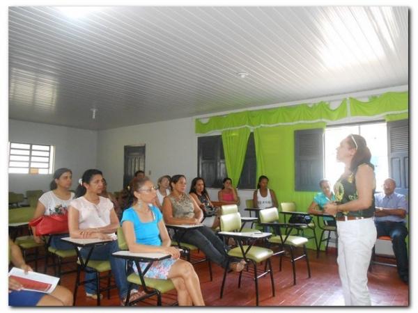 Secretária Municipal de Educação Maria Nilcimar se confraterniza com os funcionários internos. - Imagem 4