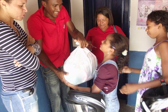 Famílias carentes são beneficiadas com cestas básicas em Oeiras