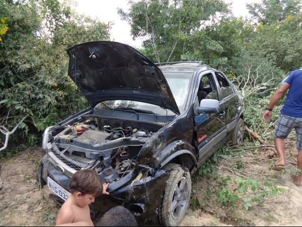 Carro capota e deixe um gravemente ferido em São Miguel do Tapuio  - Imagem 1
