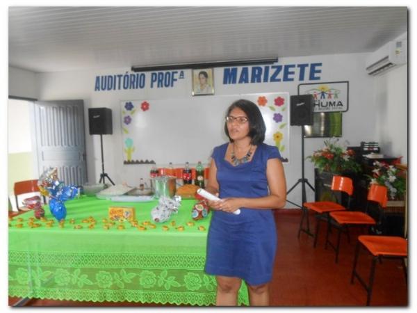 Secretária Municipal de Educação Maria Nilcimar se confraterniza com os funcionários internos. - Imagem 8