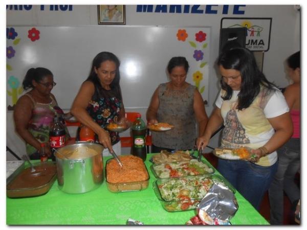 Secretária Municipal de Educação Maria Nilcimar se confraterniza com os funcionários internos. - Imagem 18