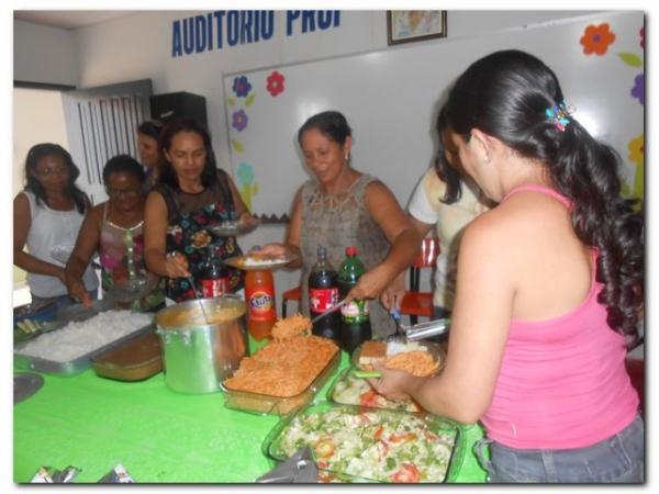 Secretária Municipal de Educação Maria Nilcimar se confraterniza com os funcionários internos. - Imagem 17