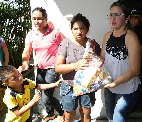 Prefeitura entrega cestas básicas para famílias carentes