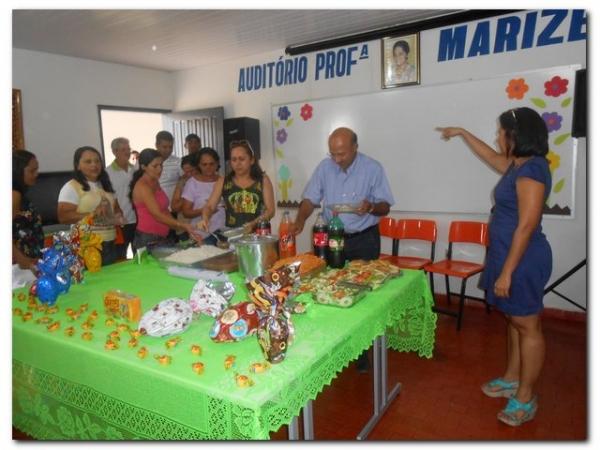 Secretária Municipal de Educação Maria Nilcimar se confraterniza com os funcionários internos. - Imagem 13