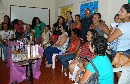 Beneficiárias do Bolsa Família participam de sessão de limpeza de pele