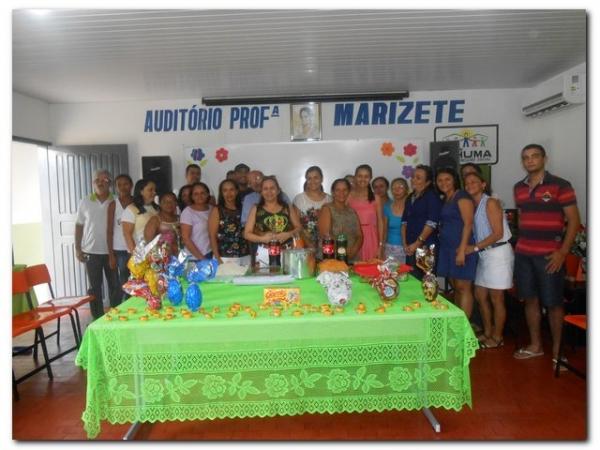 Secretária Municipal de Educação Maria Nilcimar se confraterniza com os funcionários internos. - Imagem 10