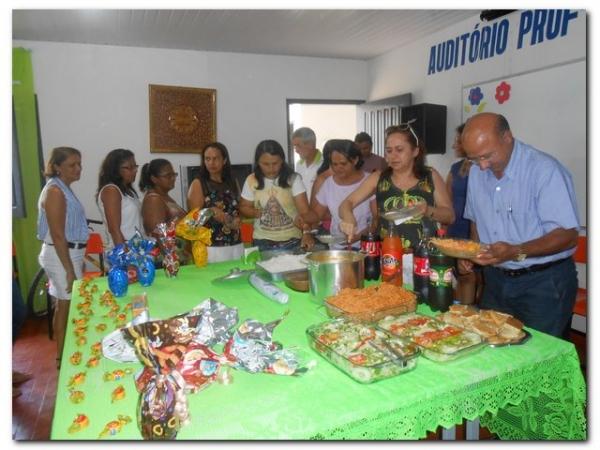 Secretária Municipal de Educação Maria Nilcimar se confraterniza com os funcionários internos. - Imagem 14