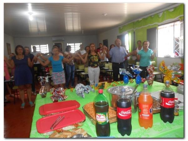 Secretária Municipal de Educação Maria Nilcimar se confraterniza com os funcionários internos. - Imagem 9