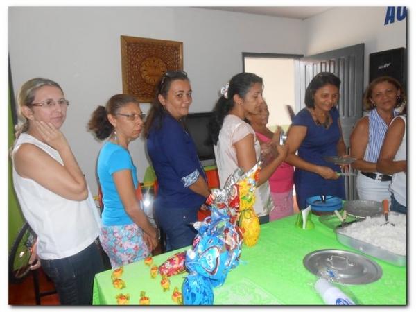 Secretária Municipal de Educação Maria Nilcimar se confraterniza com os funcionários internos. - Imagem 19