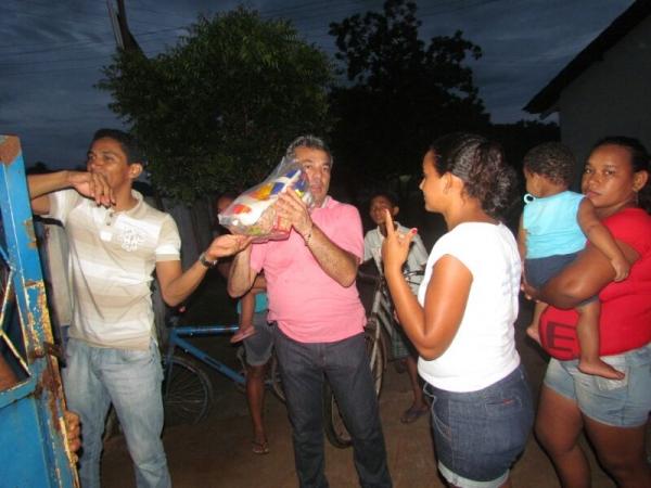 Prefeitura realiza entrega de cestas básicas - Imagem 23