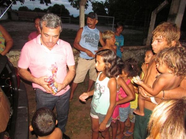 Prefeitura realiza entrega de cestas básicas - Imagem 26