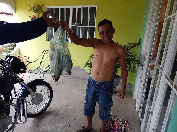 Prefeito Manoel Dedé entrega mais de 2.500 quilos de peixe para a população - Imagem 8