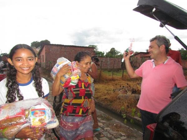 Prefeitura realiza entrega de cestas básicas - Imagem 13