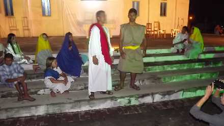 Espetáculo da Paixão de Cristo emociona milhares de pessoas em São João do Arraial 