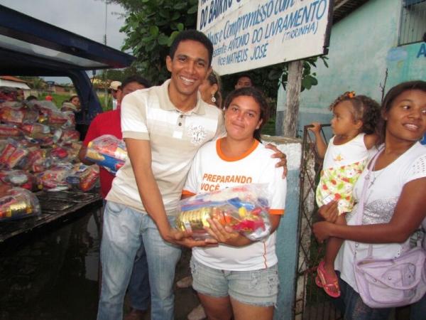 Prefeitura realiza entrega de cestas básicas - Imagem 9