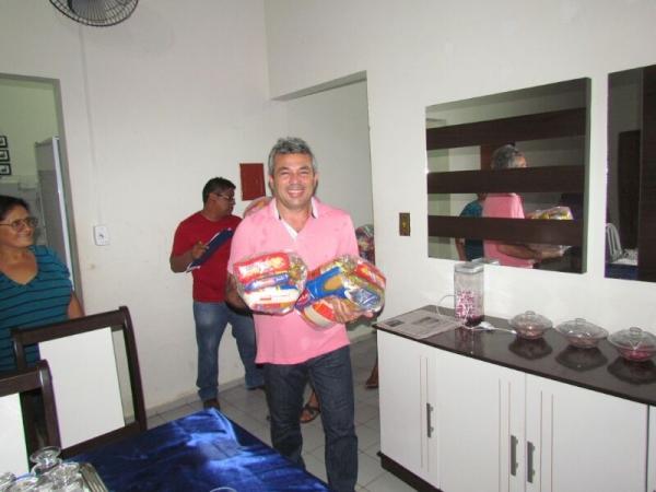 Prefeitura realiza entrega de cestas básicas - Imagem 20