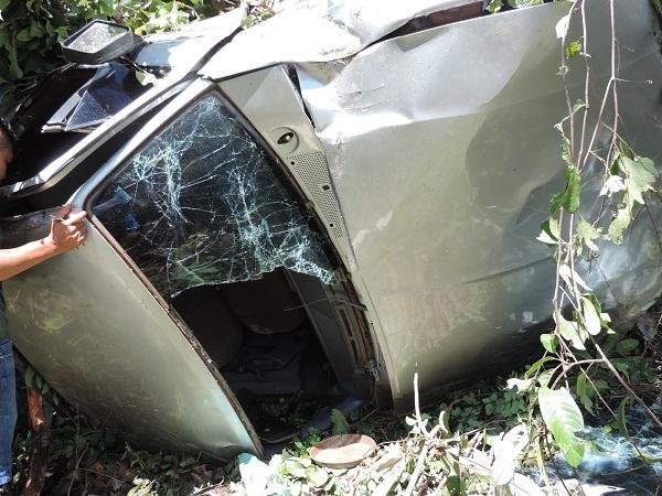 Acidente automobilístico deixa duas pessoas gravemente feridas - Imagem 1