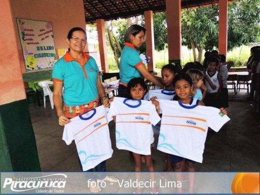 Alunos da rede municipal de ensino de Piracuruca recebem novos uniformes escolares - Imagem 3