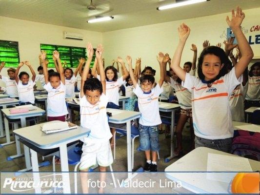 Alunos da rede municipal de ensino de Piracuruca recebem novos uniformes escolares - Imagem 1
