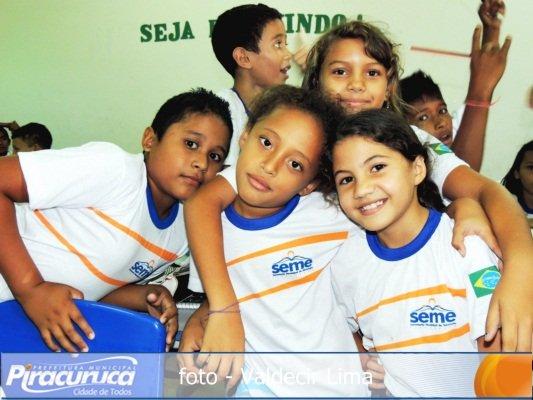 Alunos da rede municipal de ensino de Piracuruca recebem novos uniformes escolares